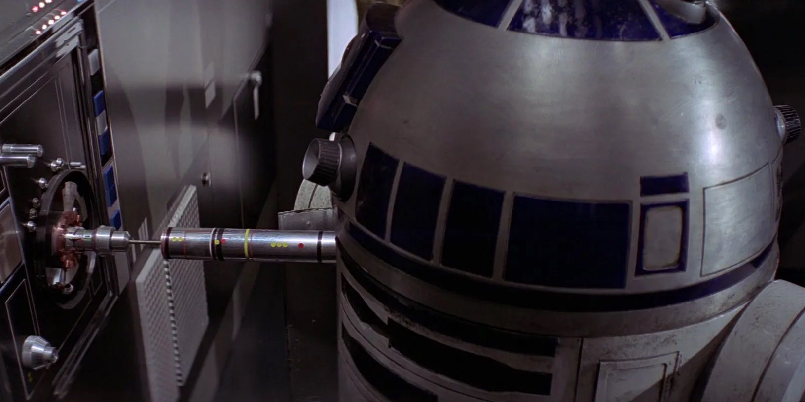 R2-D2 using his scomp link in Star Wars