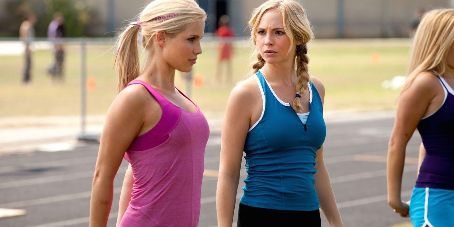 Rebekah e Caroline no treino de líderes de torcida em The Vampire Diaries.