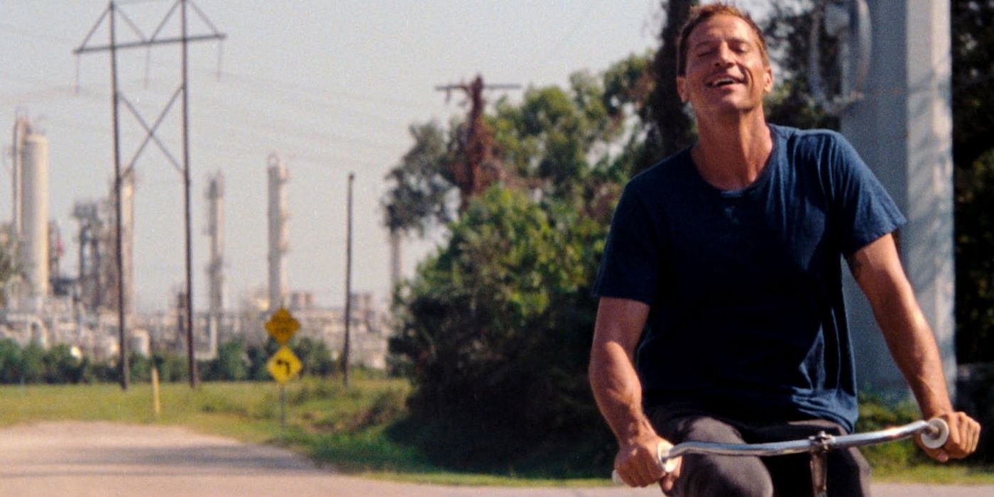 Simon Rex's character rides a bycicle in Red Rocket