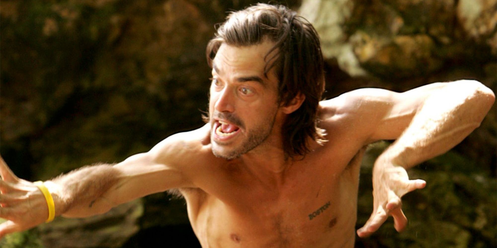 Shane Powers de Survivor fazendo uma cara engraçada e movimentos estranhos com as mãos