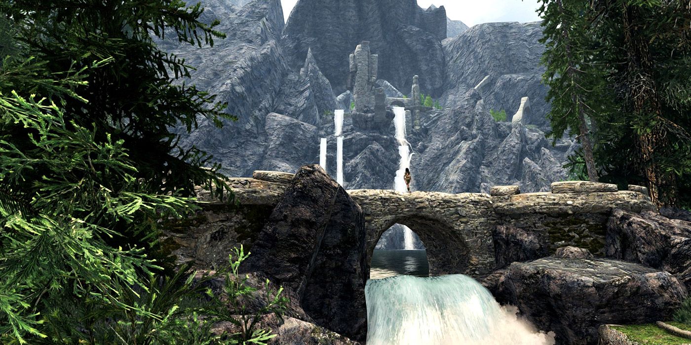 An adventurer walking across a bridge in Chanterelle, from Skyrim