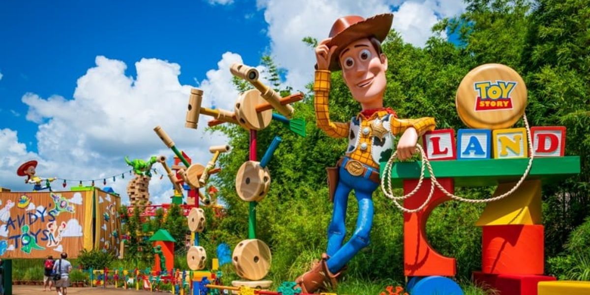 Woody welcoming people to Toy Story Land at Disney