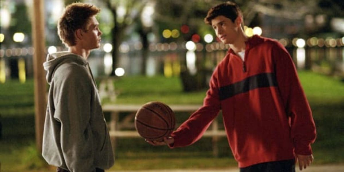 Lucas and Nathan playing basketball in One Tree Hill