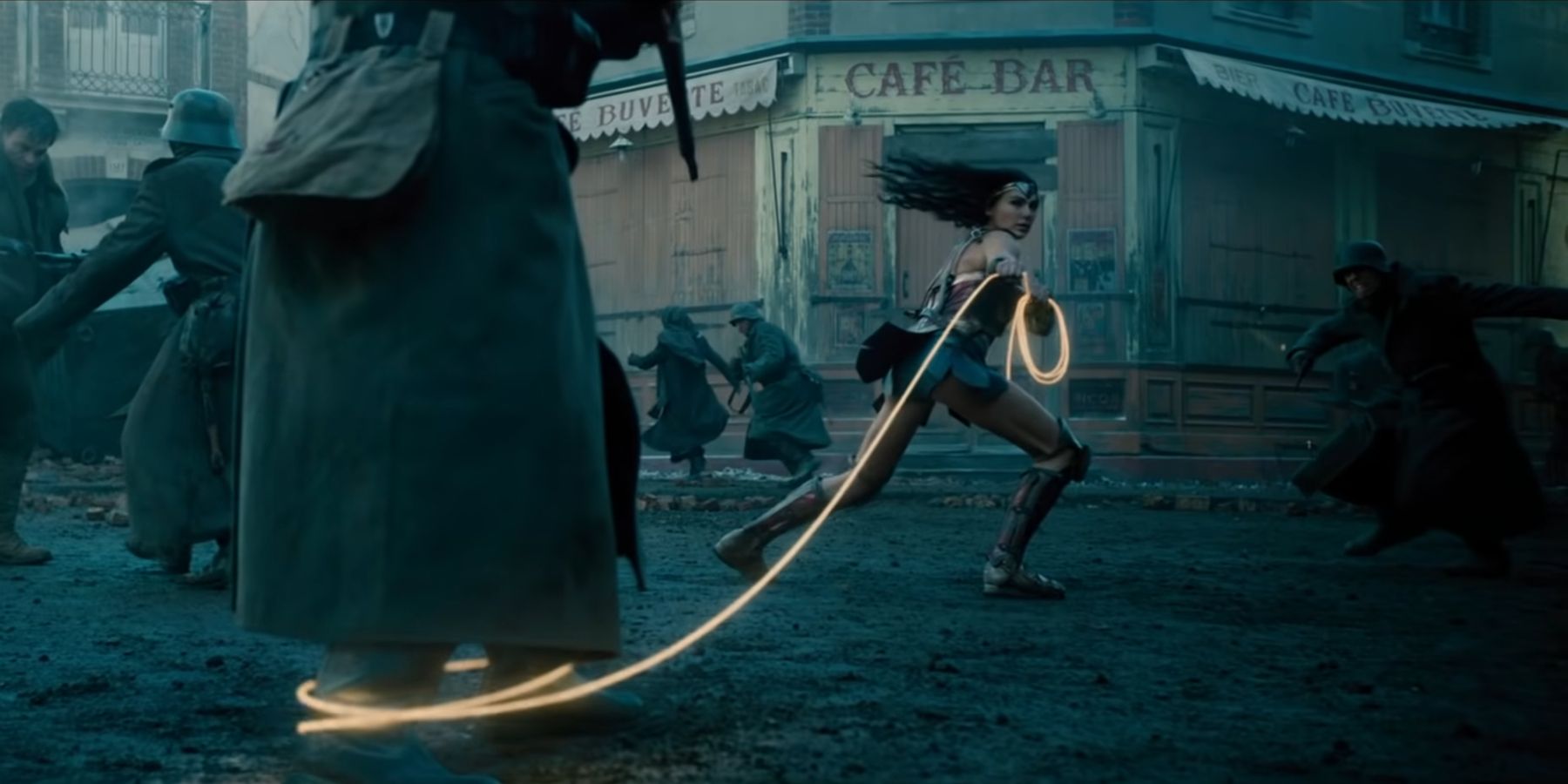 Wonder Woman using the Lasso Of Hestia to grab a soldier in Patty Jenkins' Wonder Woman
