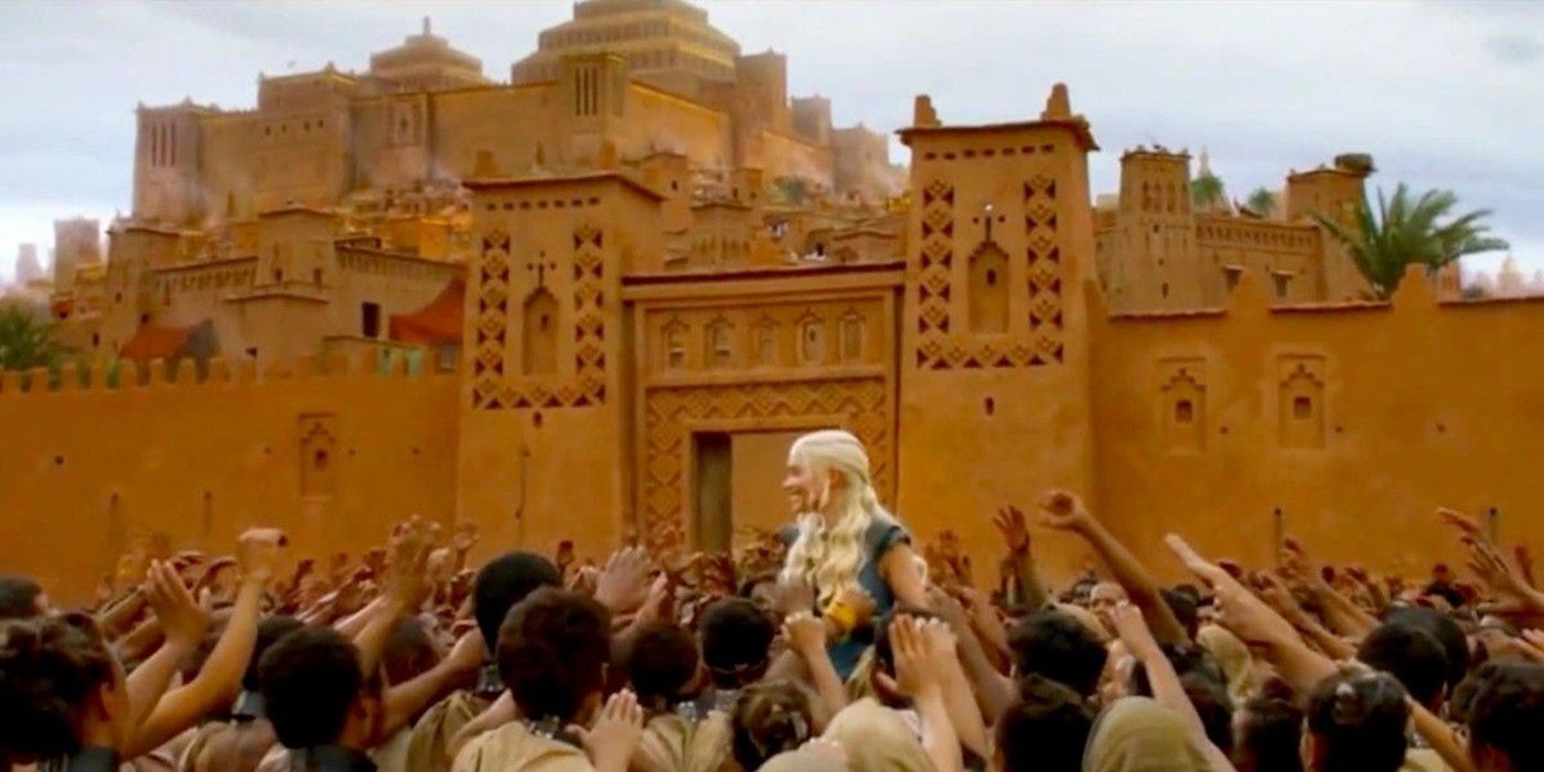 The people of Yunkai reach for Daenerys in Game of Thrones