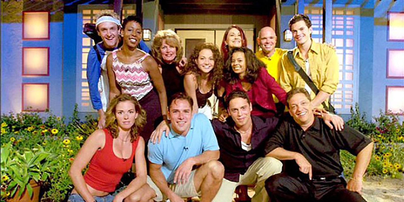 O elenco do Big Brother 2 posando para uma foto, Monica como a segunda da esquerda na linha superior.