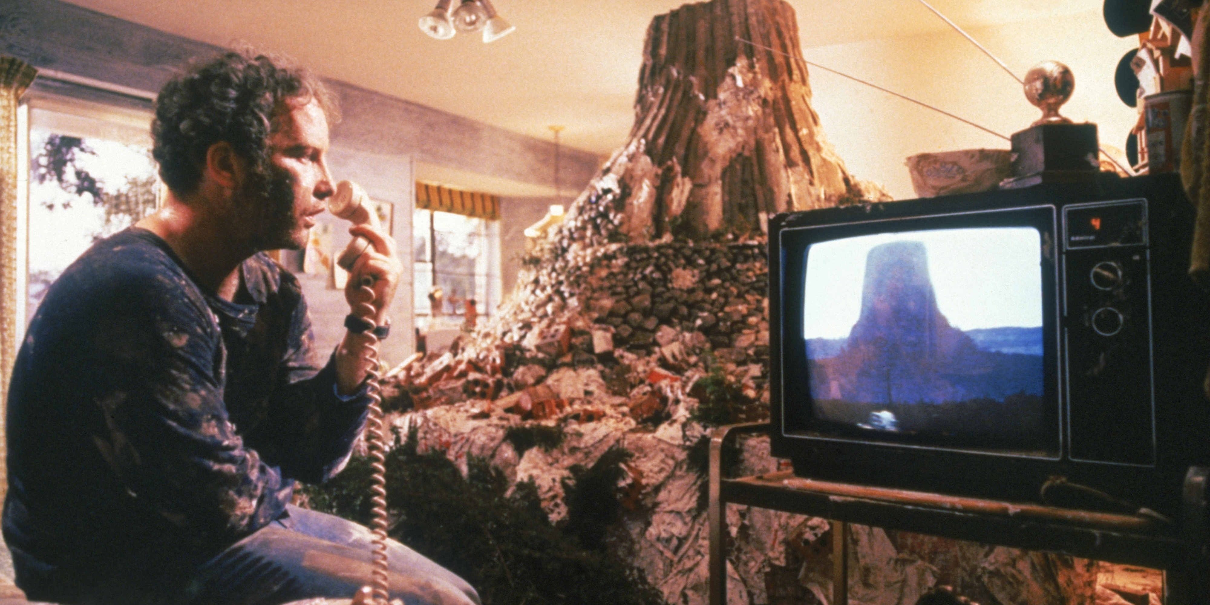 Roy watching his TV in Close Encounters of the Third Kind