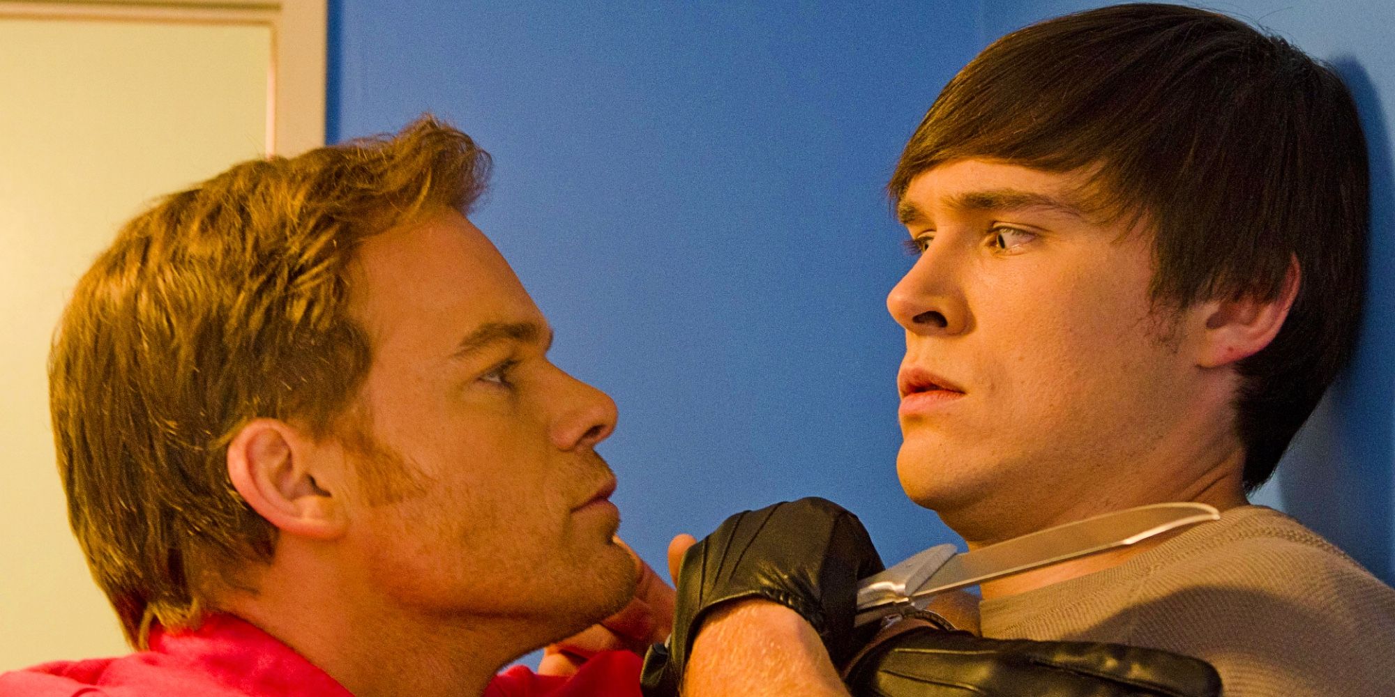 Dexter holding a knife to Zach Hamilton's throat in Dexter