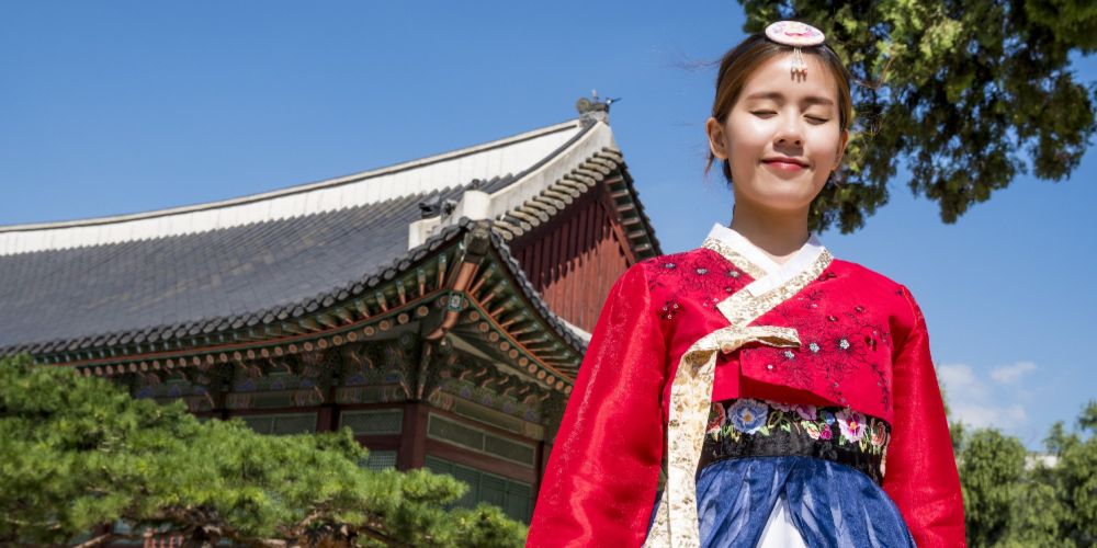 Jang-Geum gives a big smile in front of temple in The Great Jang-Geum