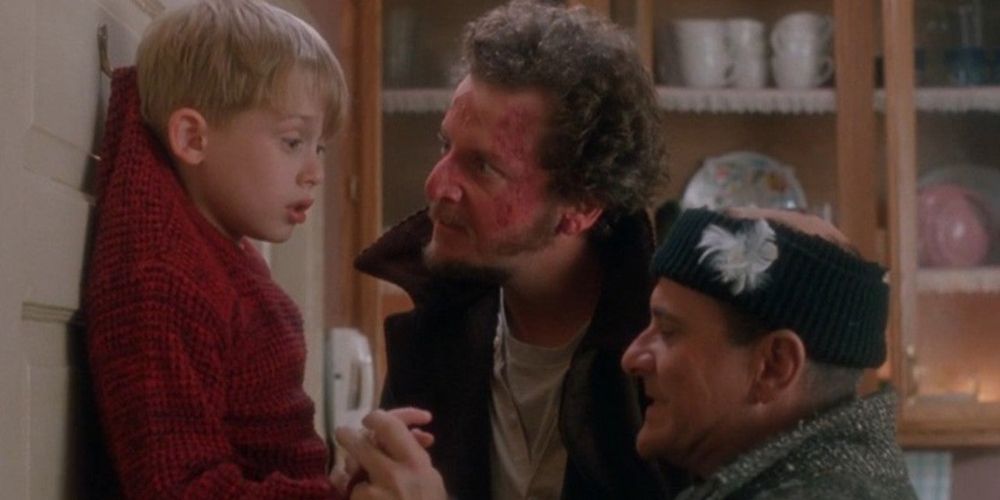 The Wet Bandits penduram Kevin na parede da cozinha em Home Alone