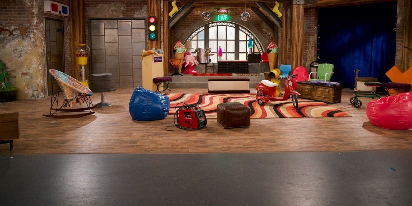 Carly and Spencer's empty apartment in iCarly.