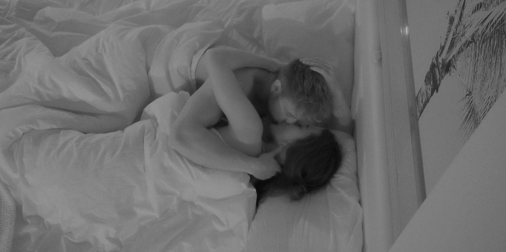 Montana and Alex make out in the villa bedroom on Love Island