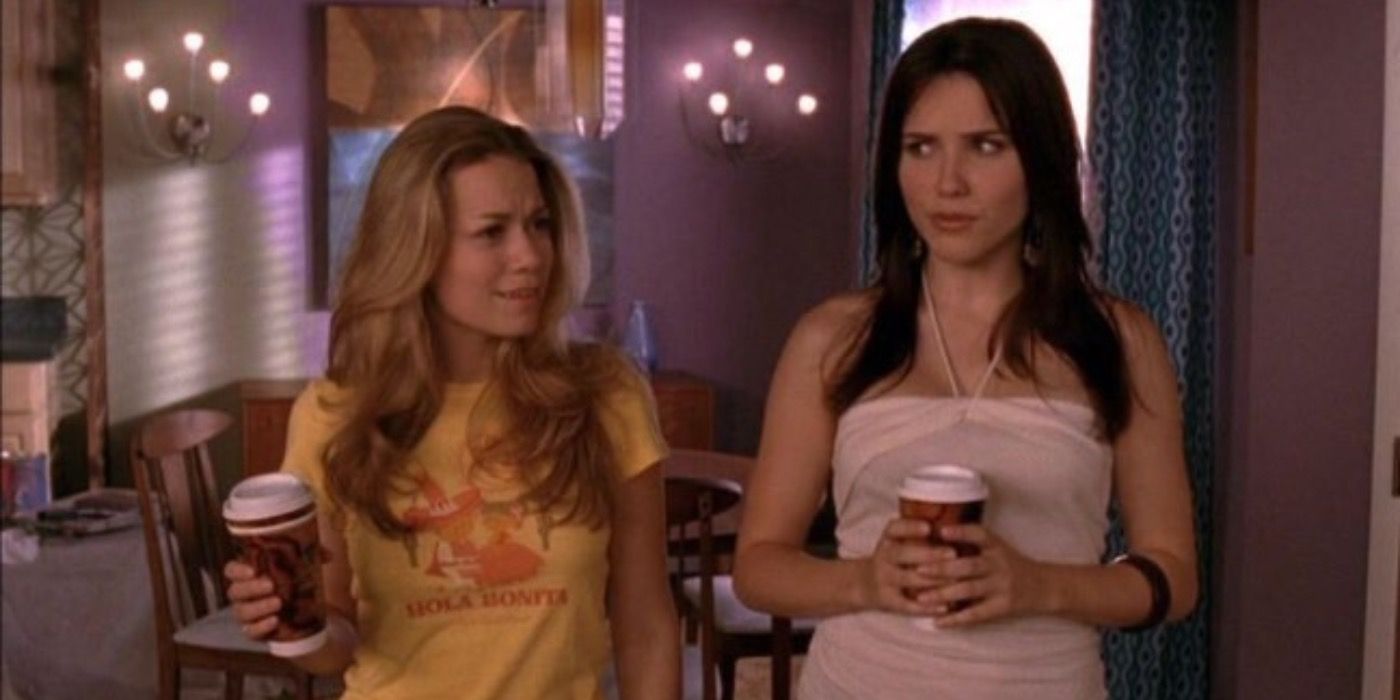 Haley e Brooke em seu apartamento com xícaras de café em One Tree Hill