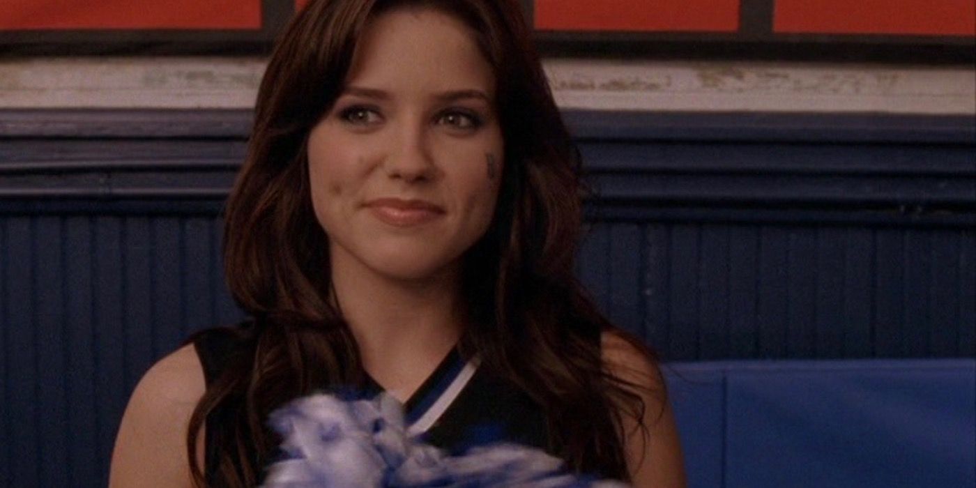 Brooke Davis sorrindo e vestida com seu uniforme de líder de torcida em One Tree Hill