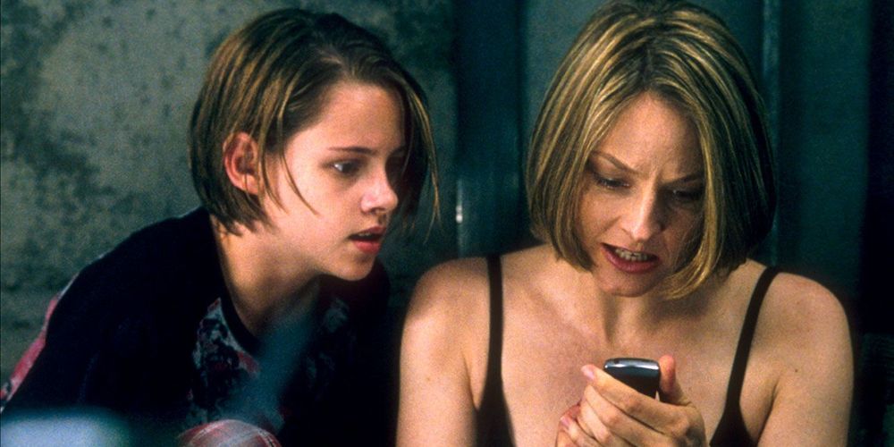 Sarah looks on as Meg tries to send message on her cell phone in Panic Room