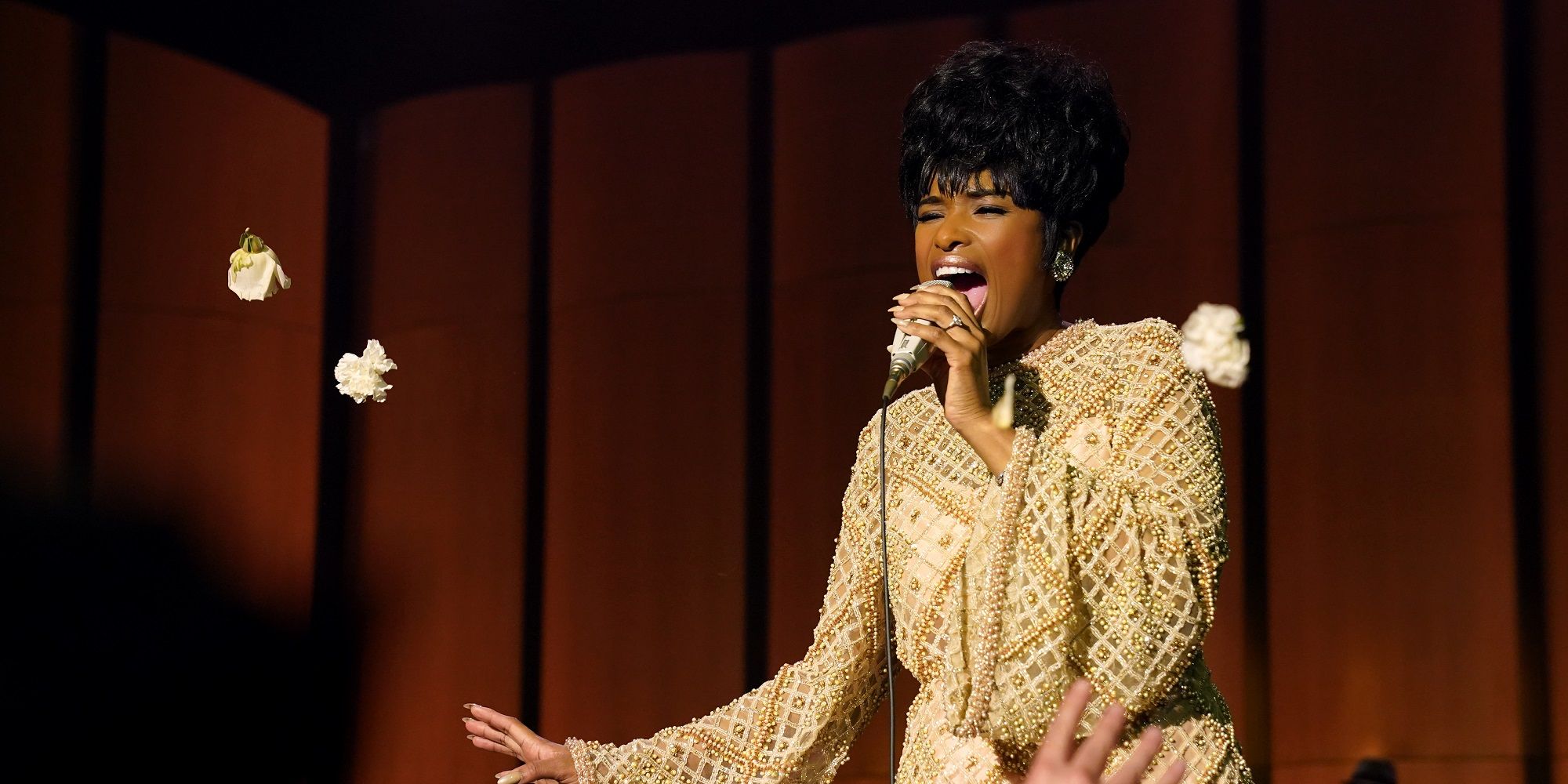 Aretha Franklin sings on stage in Respect