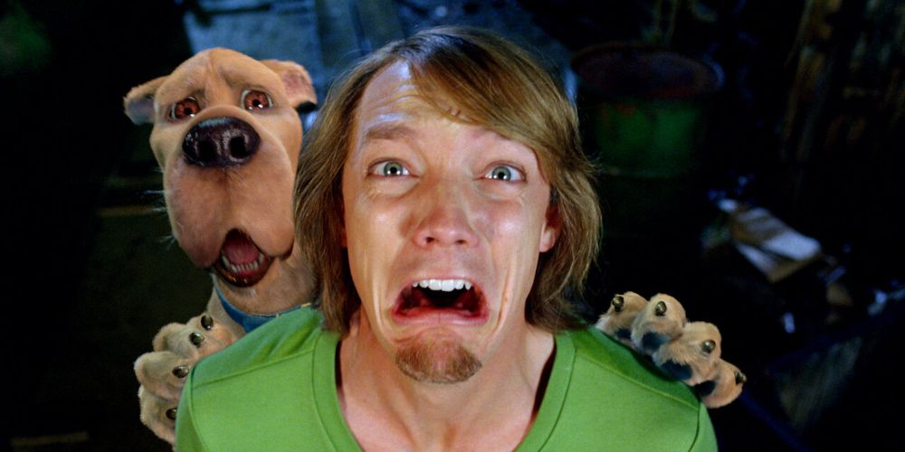 Scooby hangs onto Shaggy's shoulders in sheer terror in Scooby-Doo 2: Monsters Unleashed