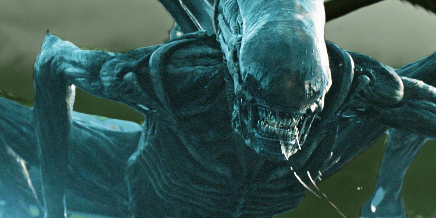A xenomorph attacks humans in Alien: Covenant.