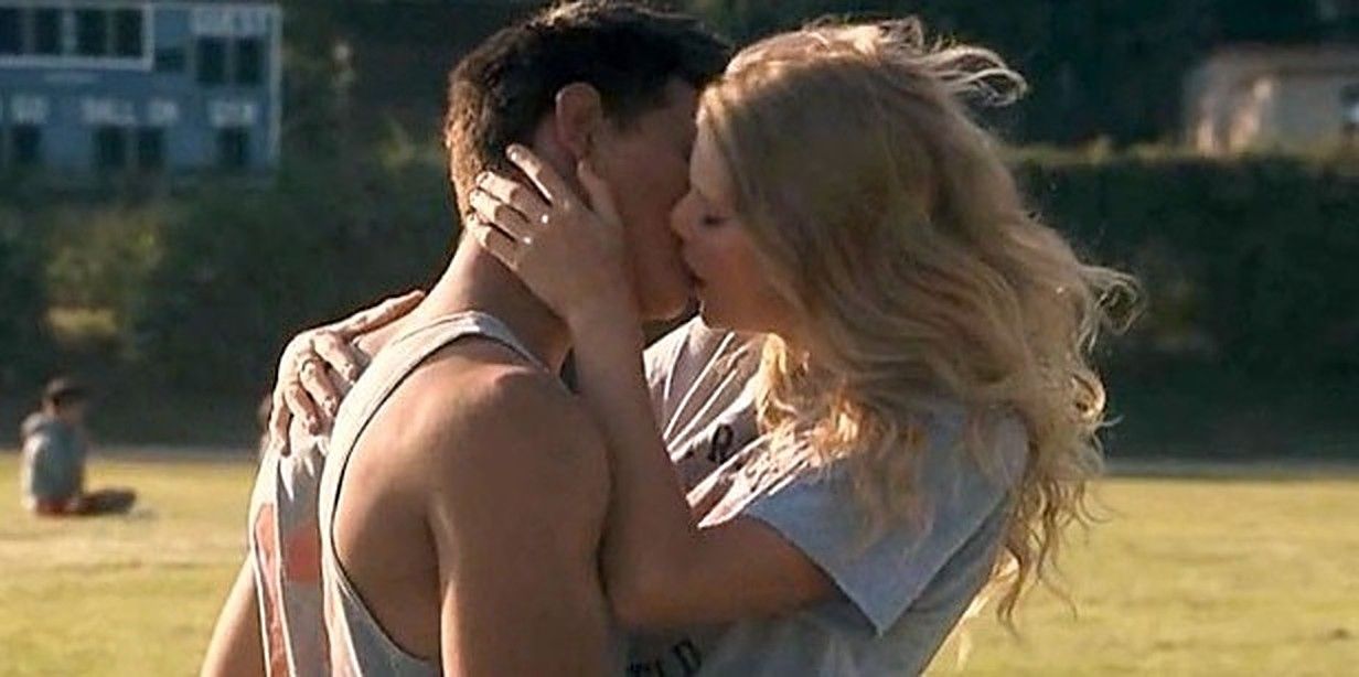 Taylor Lautner and Taylor Swift kiss in Valentine's Day