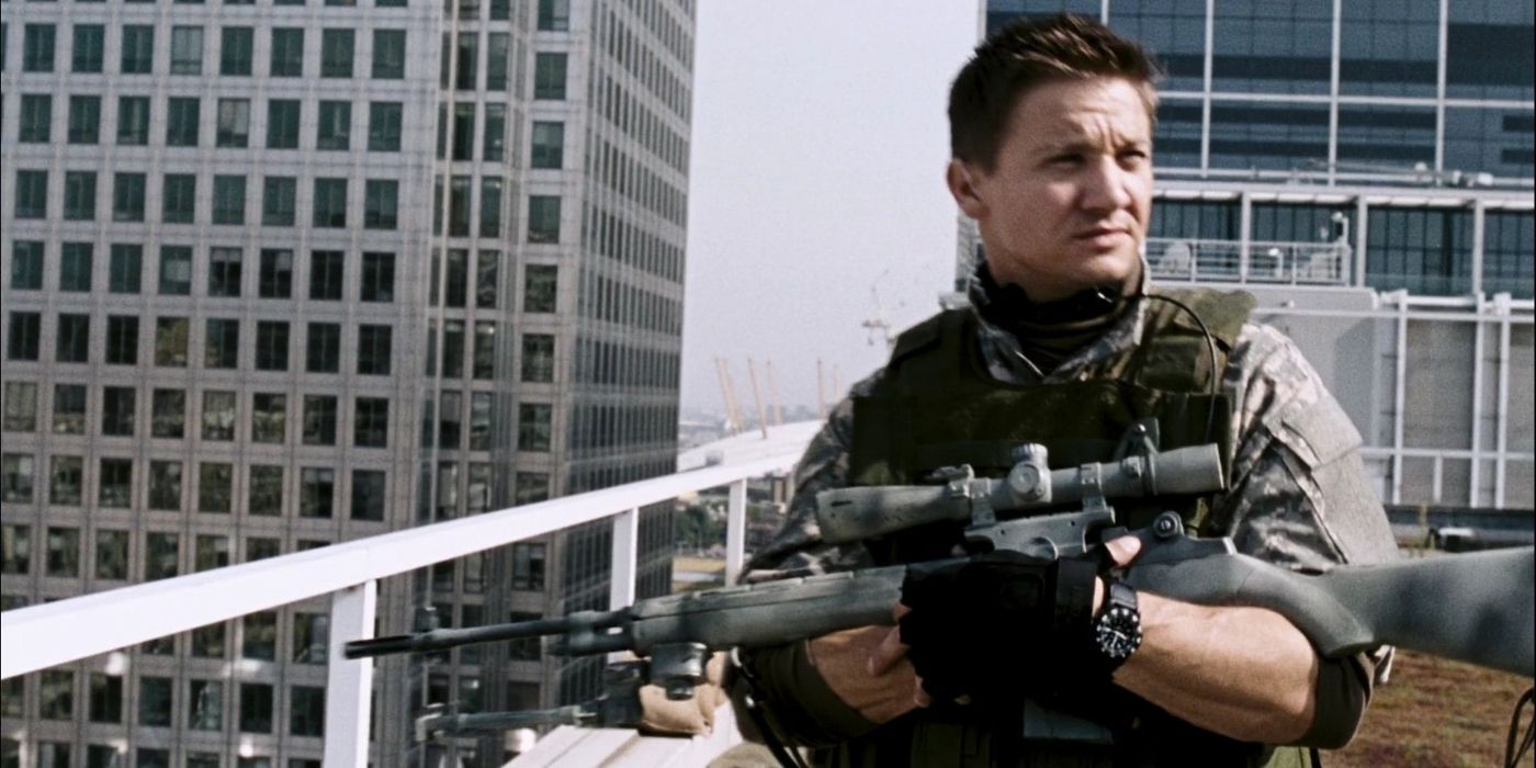 Sargeant Doyle holds a gun and stands in the middle of London in 28 Weeks Later