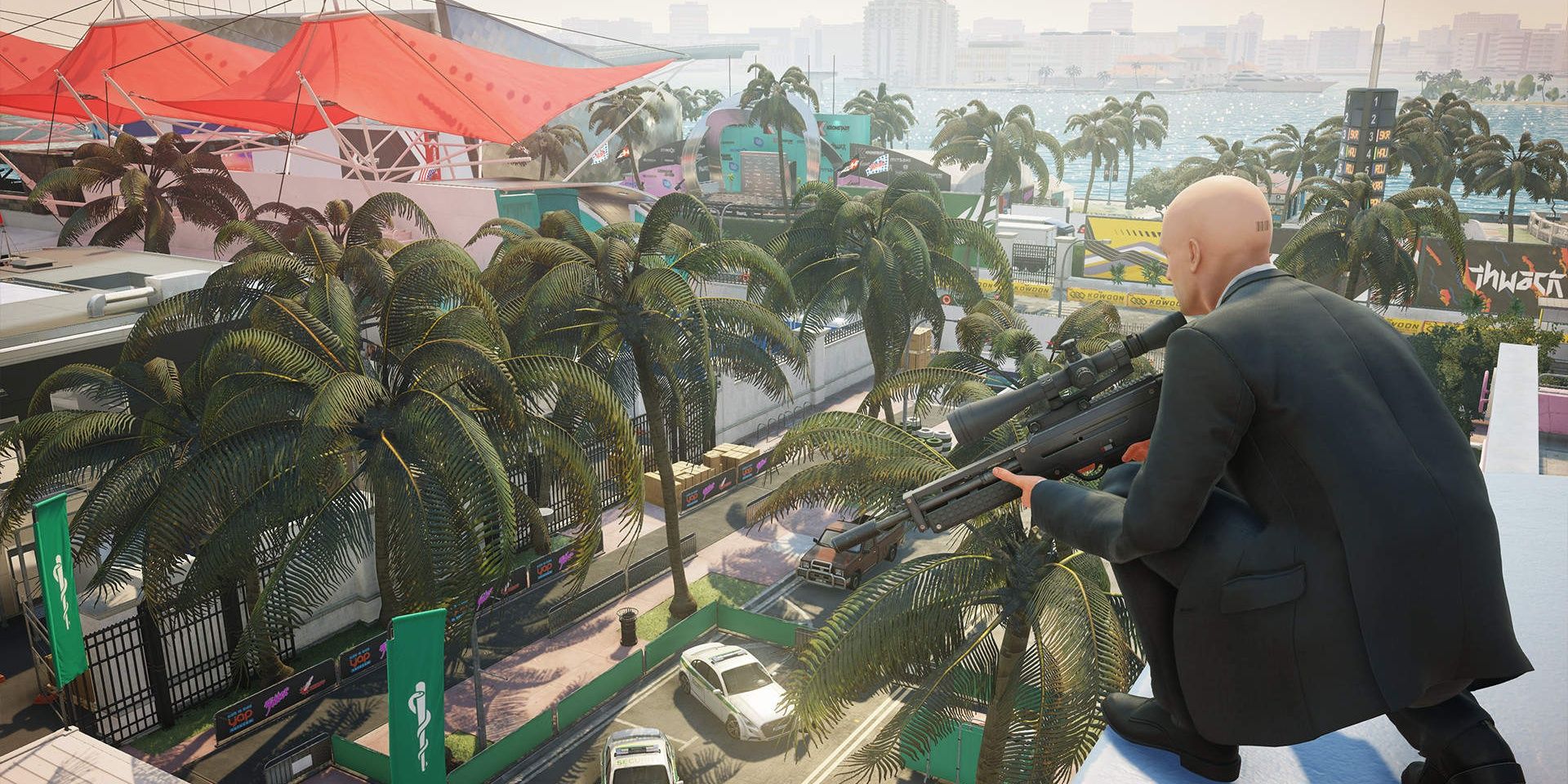 47 holds a sniper on a balcony in Miami in Hitman 2 