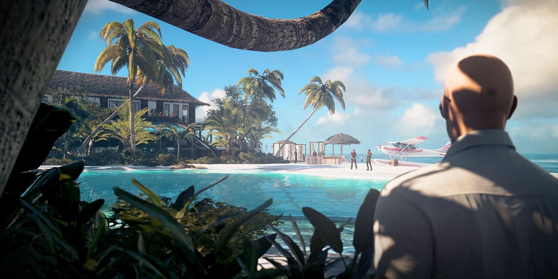 47 looks at the skyline in Haven Island in Hitman 2 