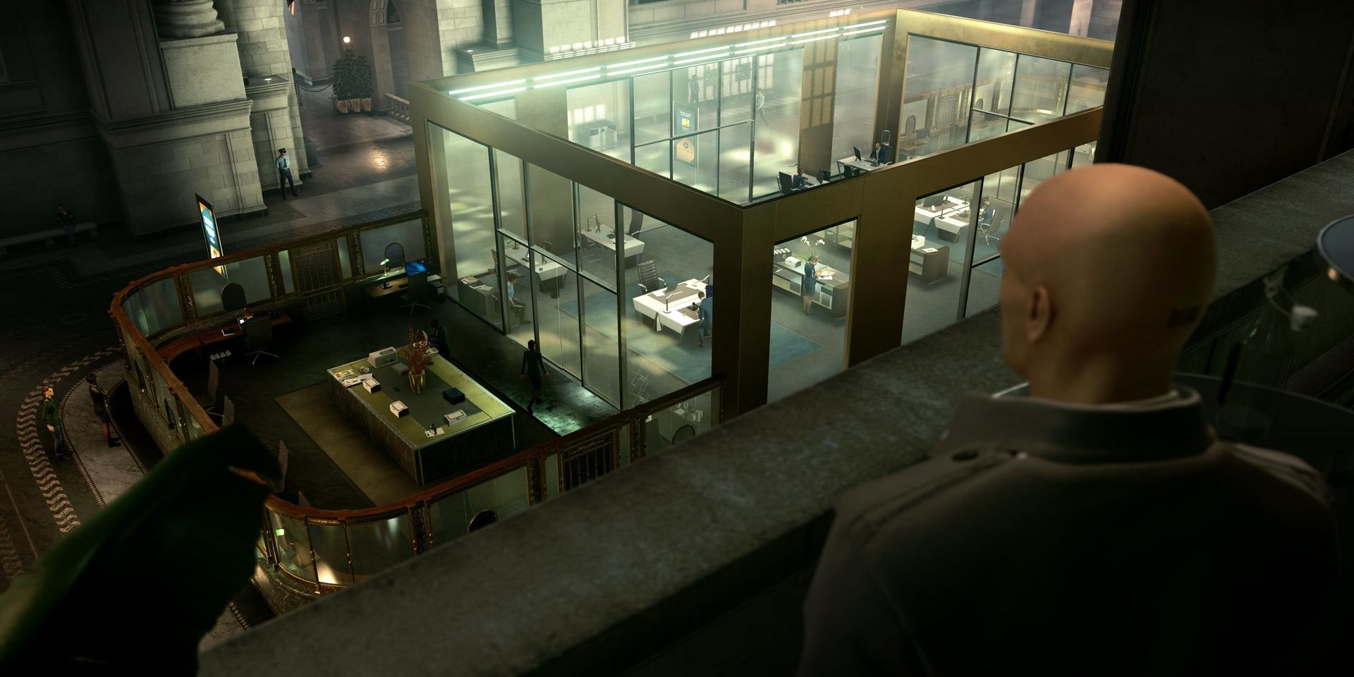 47 stands on the bank gallery in New York in Hitman 2 