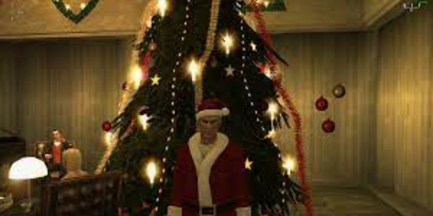 Agent 47 dressed as Sant in front of a Christmas tree in Hitman Blood Money