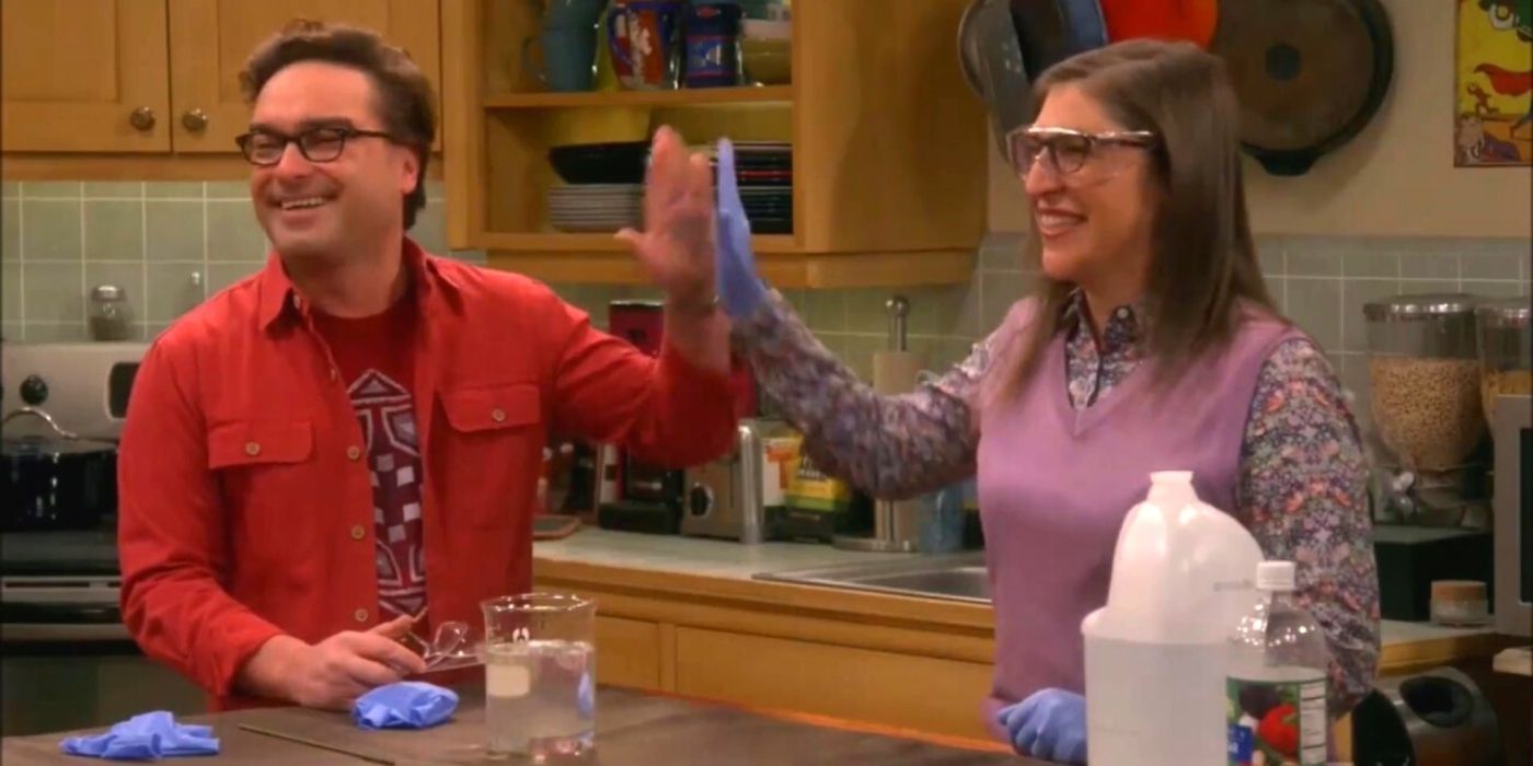 Amy e Leonard batendo as mãos de felicidade em The Big Bang Theory