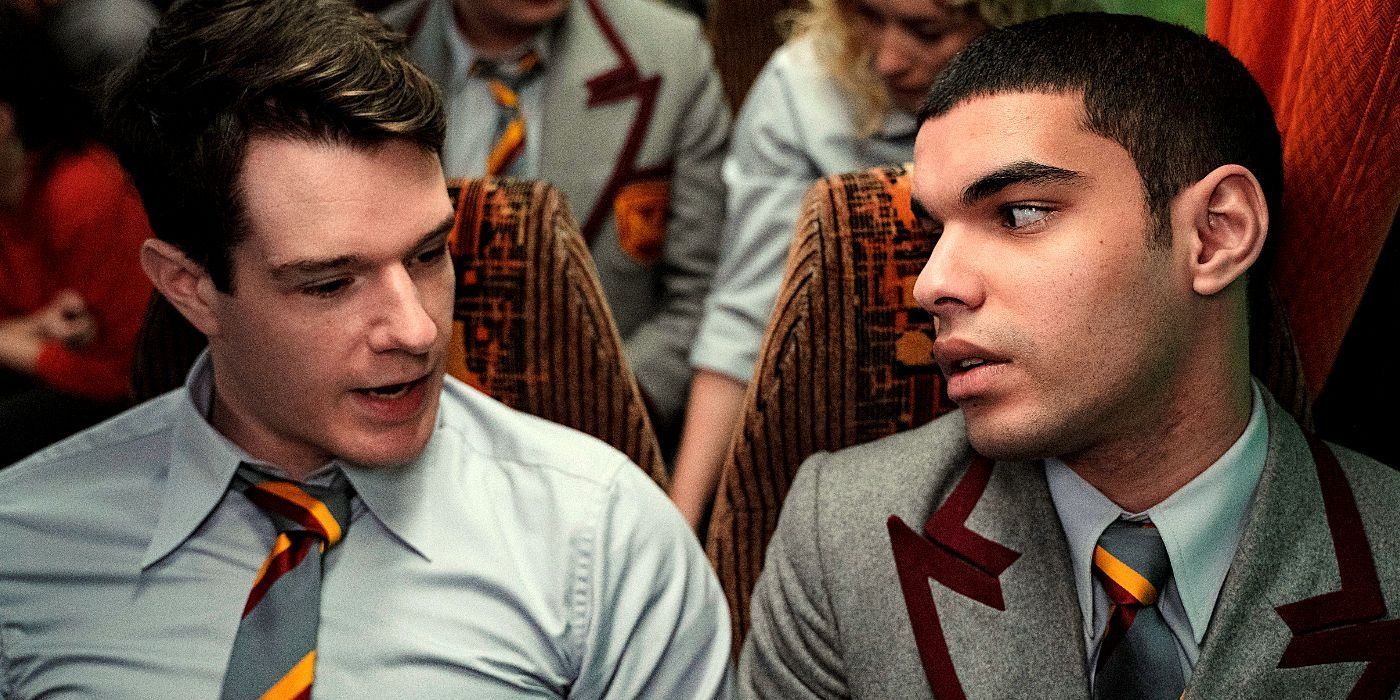 Uma imagem de Adam e Rahim sentados juntos no ônibus na 3ª temporada de Sex Education
