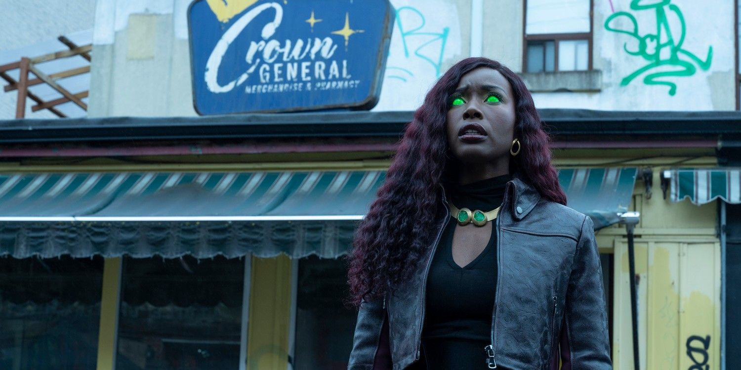 Starfire with her eyes glowing green in Titans