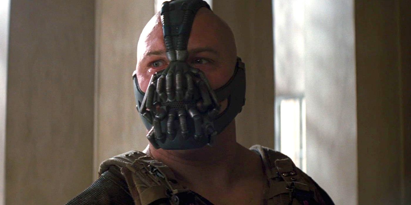 Bane em pé sobre Batman em The Dark Knigh Rises