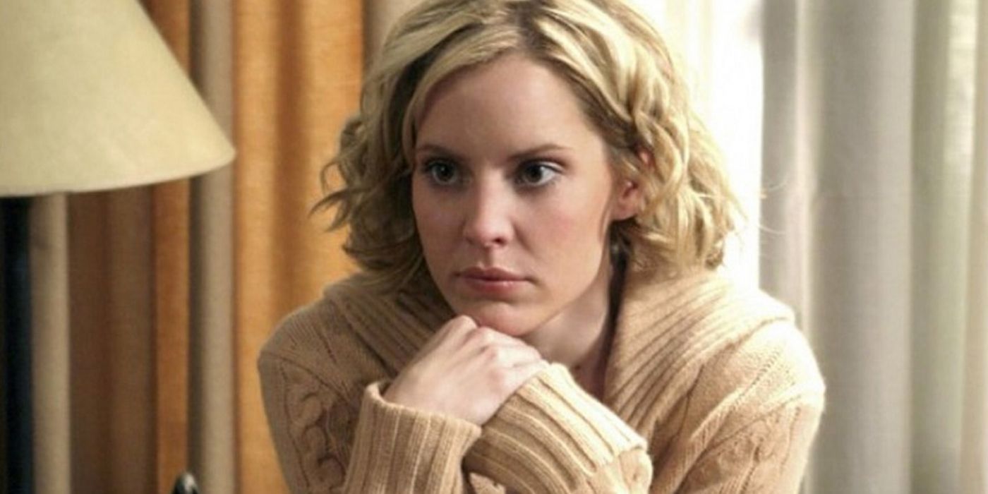 Anya Jenkins parece séria em Buffy the Vampire Slayer