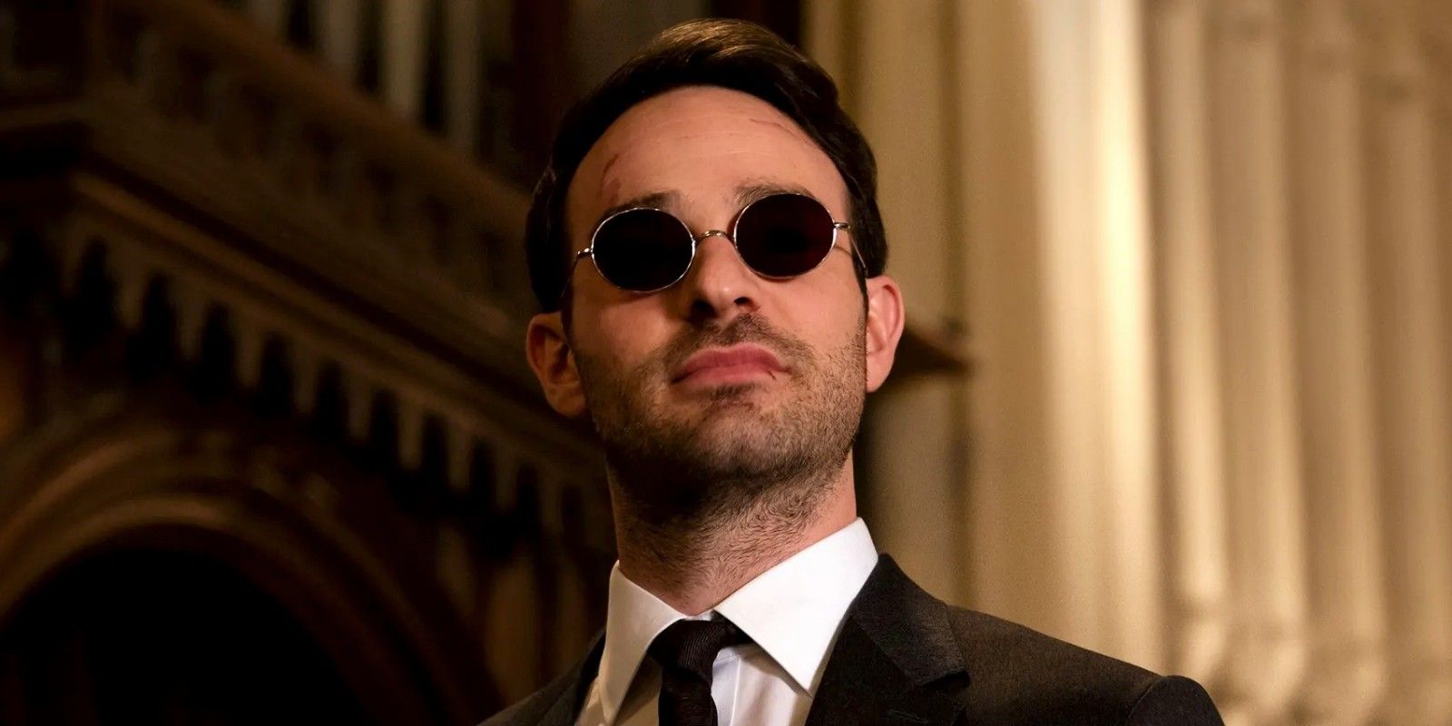 Charlie Cox as Matt Murdock in a courthouse in Daredevil.