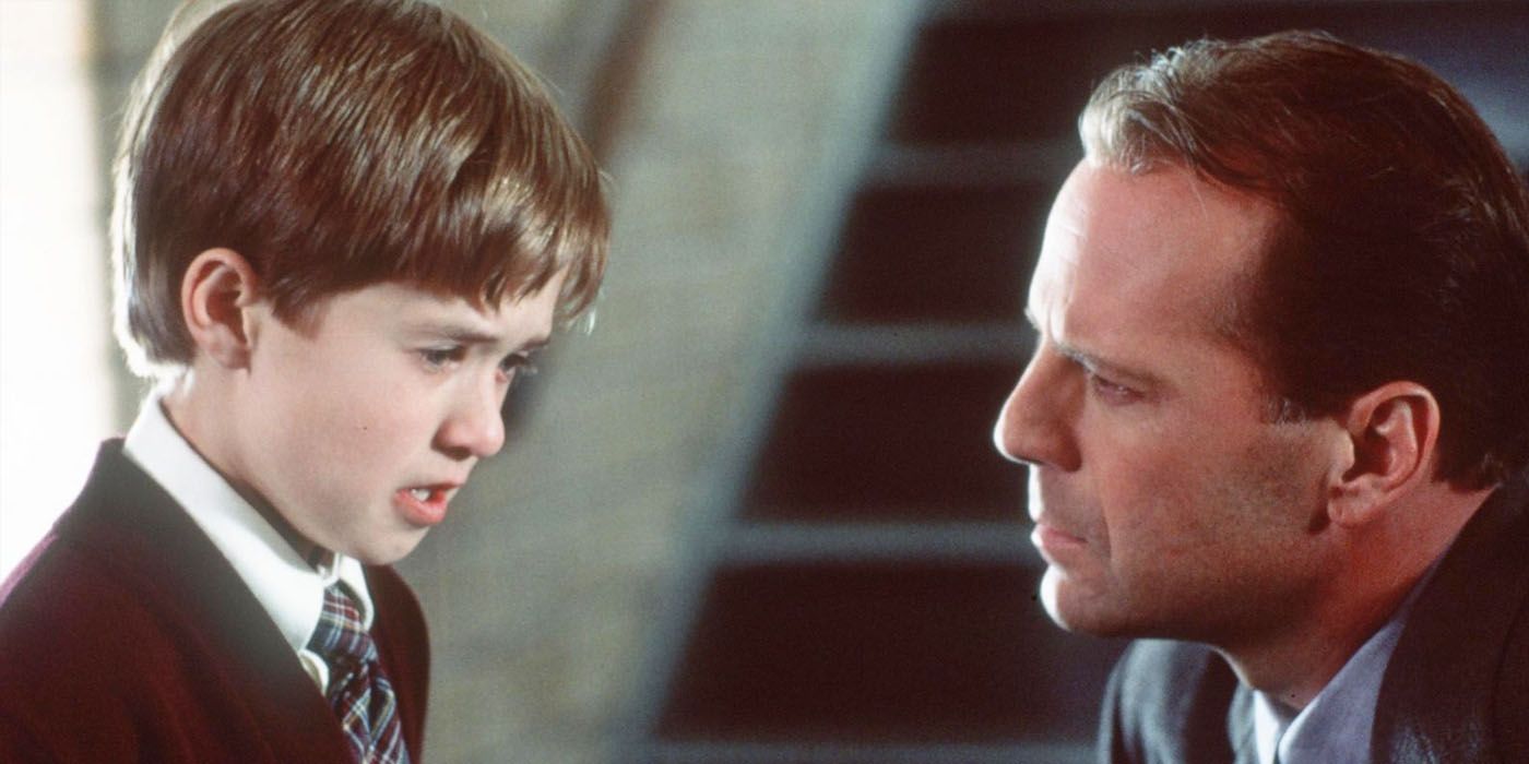 Cole (Haley Joel Osment) falando com Malcolm (Bruce Willis) em O Sexto Sentido
