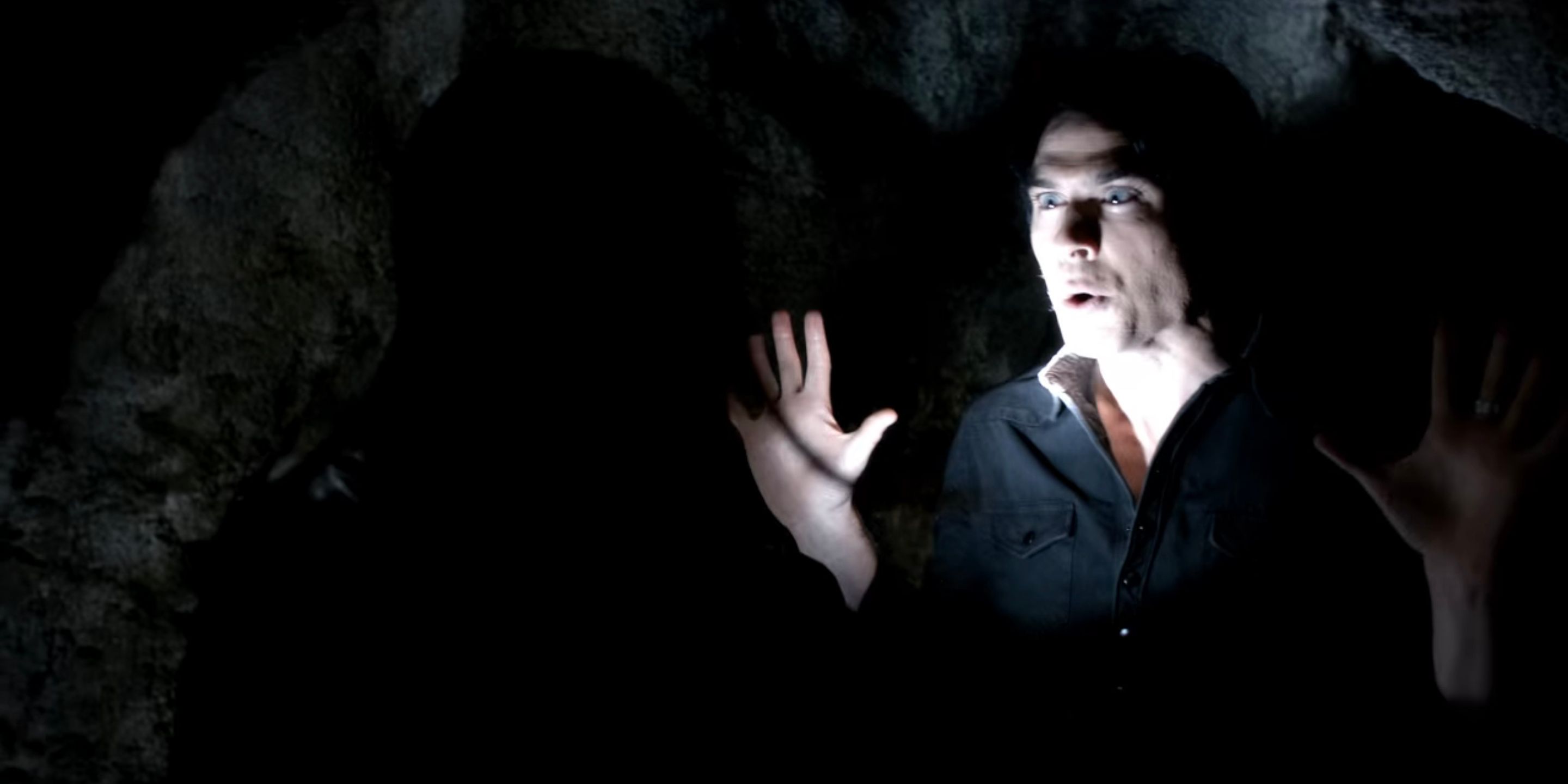 Damon assustando Elena em The Vampire Diaries.
