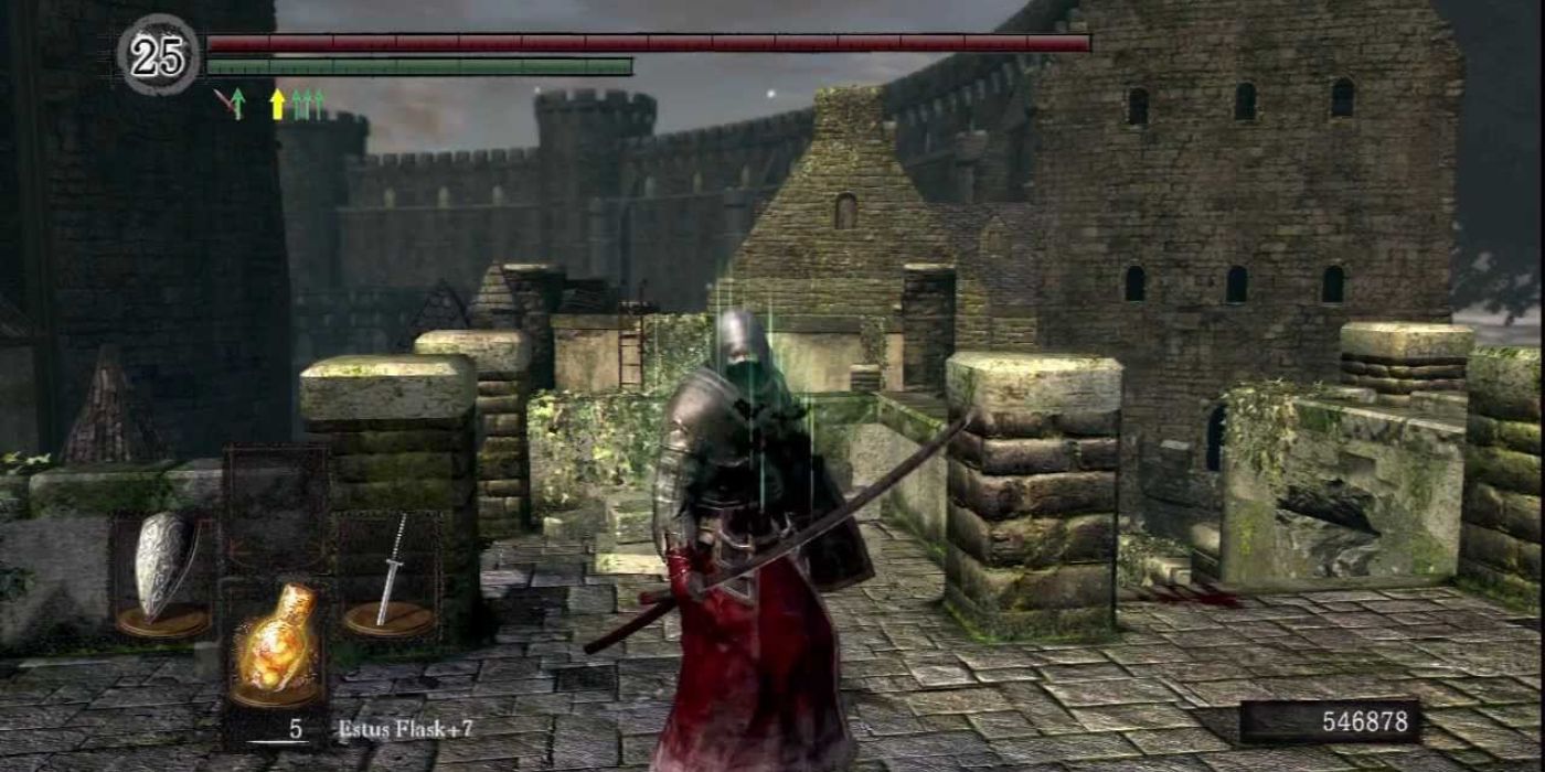The player wields the Chaos Blade in Dark Souls.
