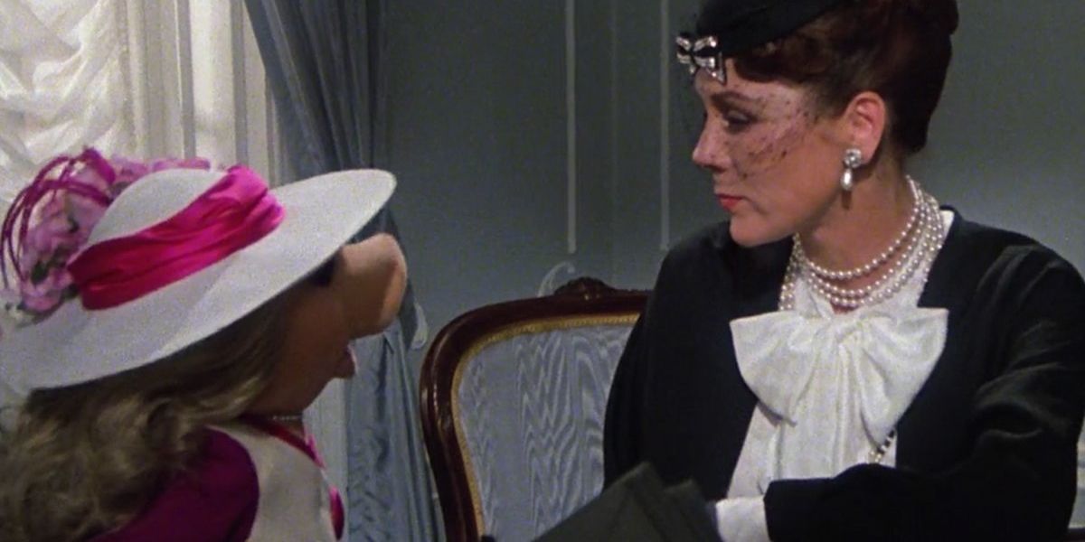 Lady Holiday (Diana Rigg) opposite Miss Piggy in a scene from 'The Great Muppet Caper'