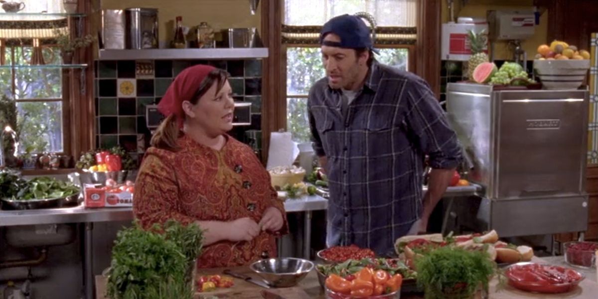 Sookie fala com Luke enquanto faz comida em sua cozinha em Gilmore Girls.