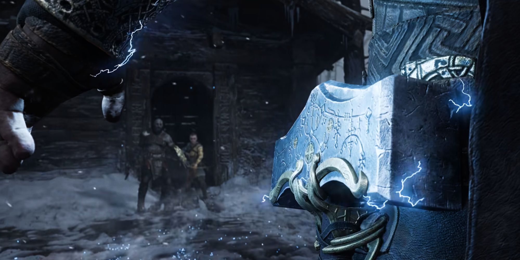 Изображение, показывающее Мьёльнир на талии Тора на переднем плане и Кратоса и Атрея у двери на заднем плане в игре God of War 2018 года.
