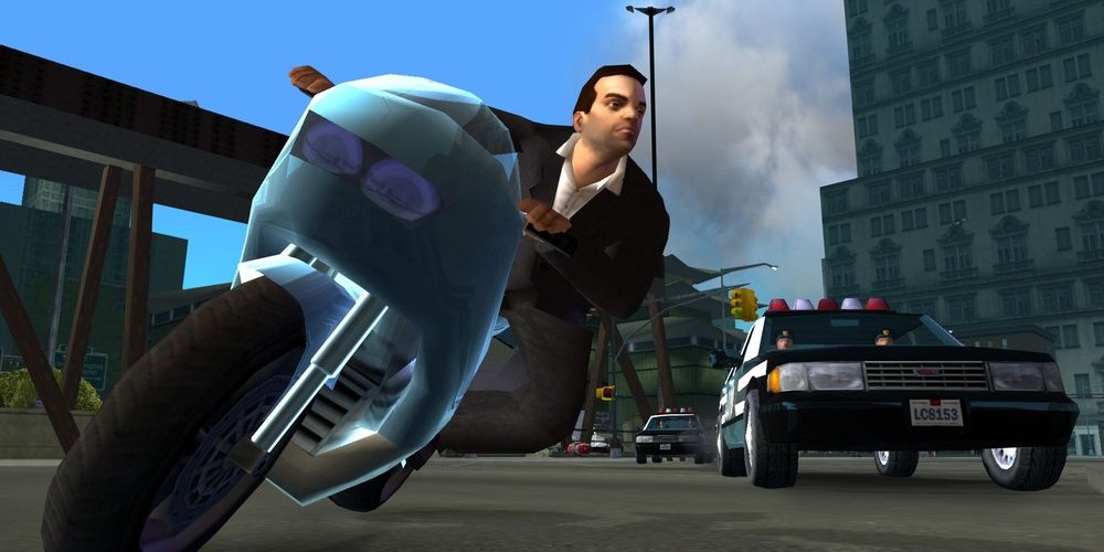 Toni evades the cops on his bike in Grand Theft Auto: Liberty City Stories