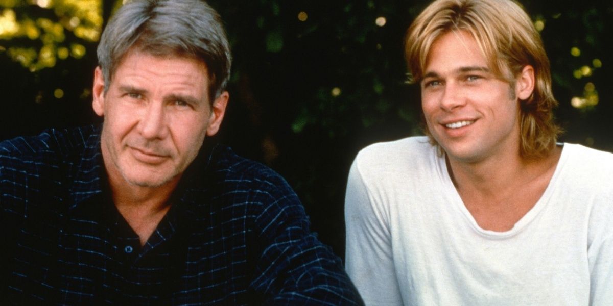 Harrison Ford sentado ao lado de um sorridente Brad Pitt em The Devil's Own.