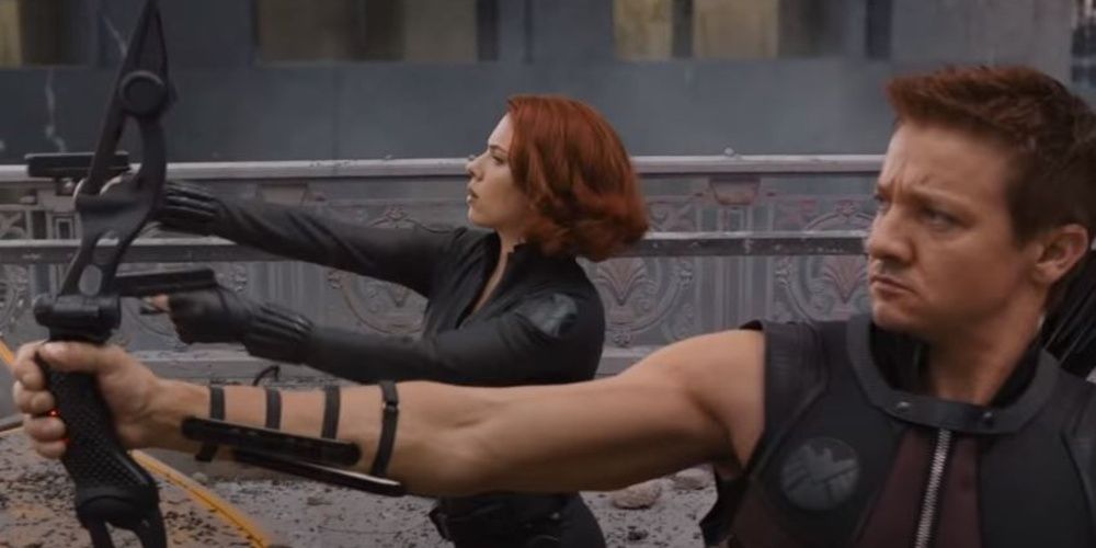 Hawkeye and Black Widow fight the Chitauri in The Avengers