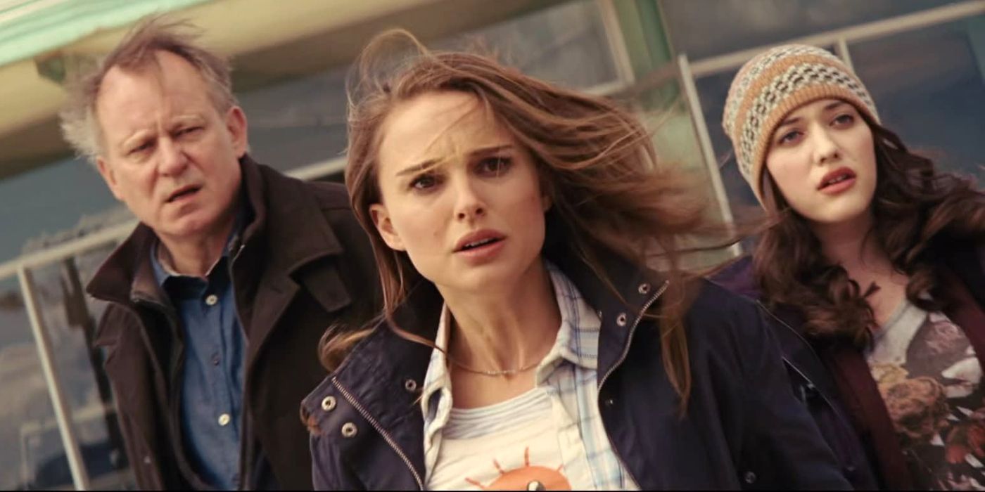 Jane Foster, Dr. Selvig e Darcy parecem preocupados em Thor 2011