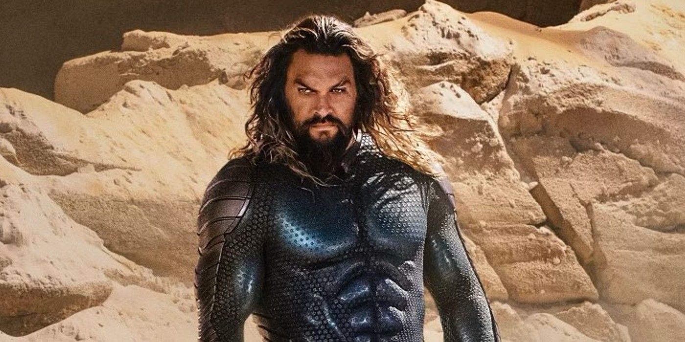 Uma imagem de Aquaman parado nas dunas de areia em Aquaman 2