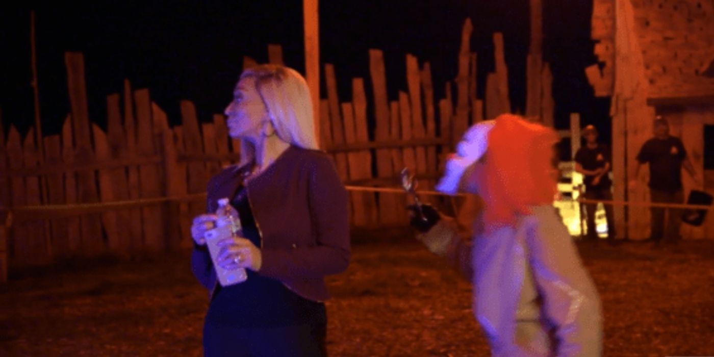 Karen sendo perseguida por um palhaço no RHOP para o Halloween