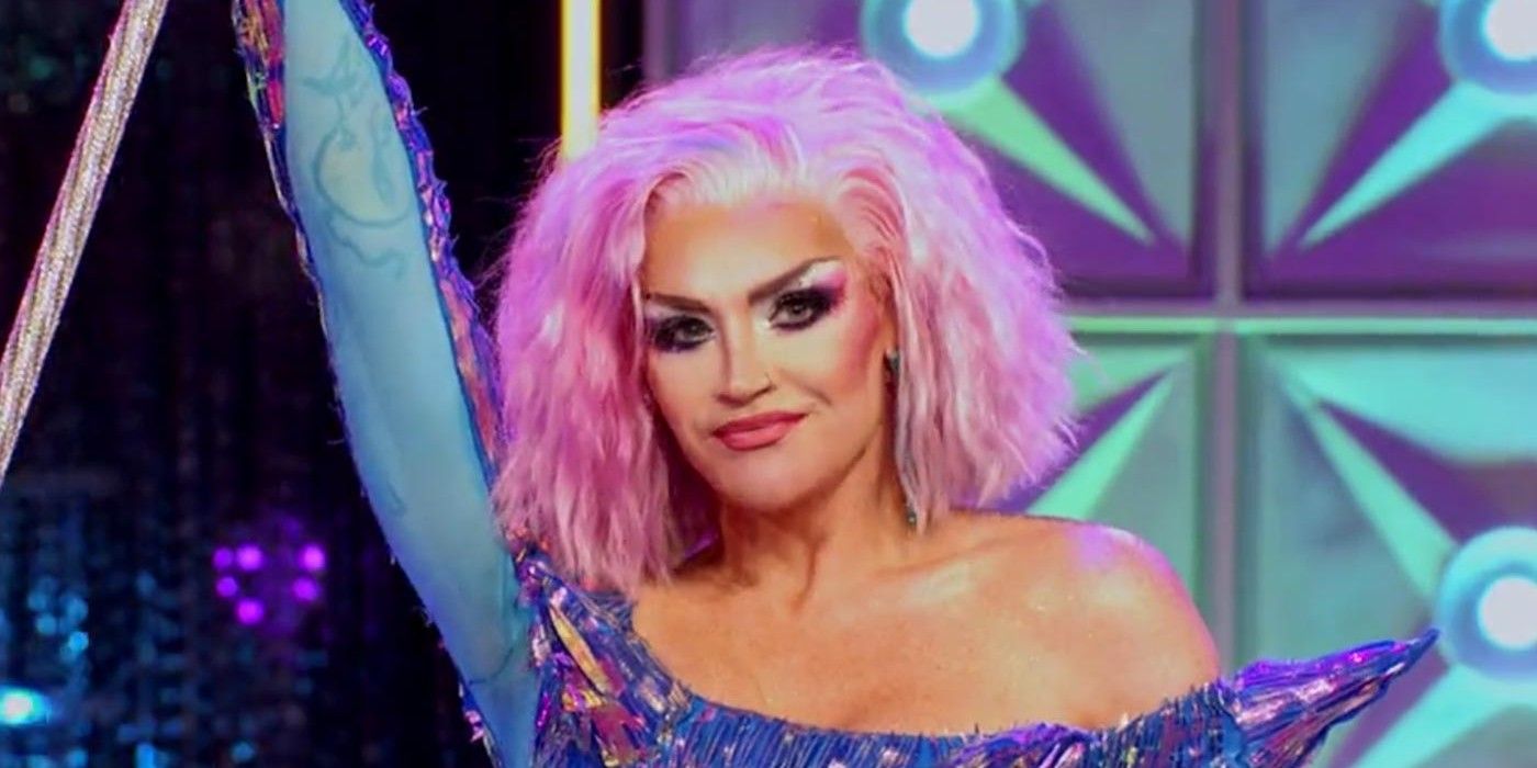 Uma foto de Kylie Sonique Love levantando seu cetro em Drag Race All Stars 6.