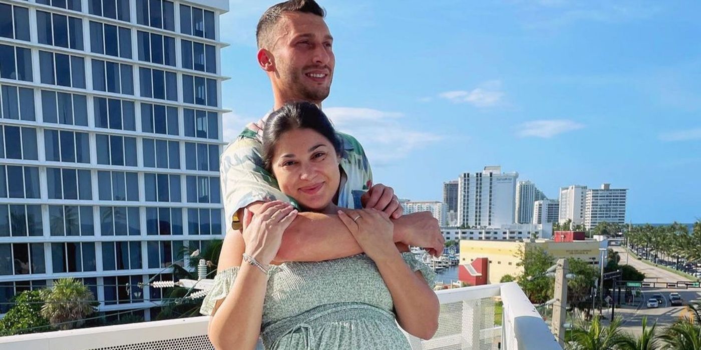 Loren e Alexei Brovarnik no 90 Day Fiancé se abraçando em um terraço