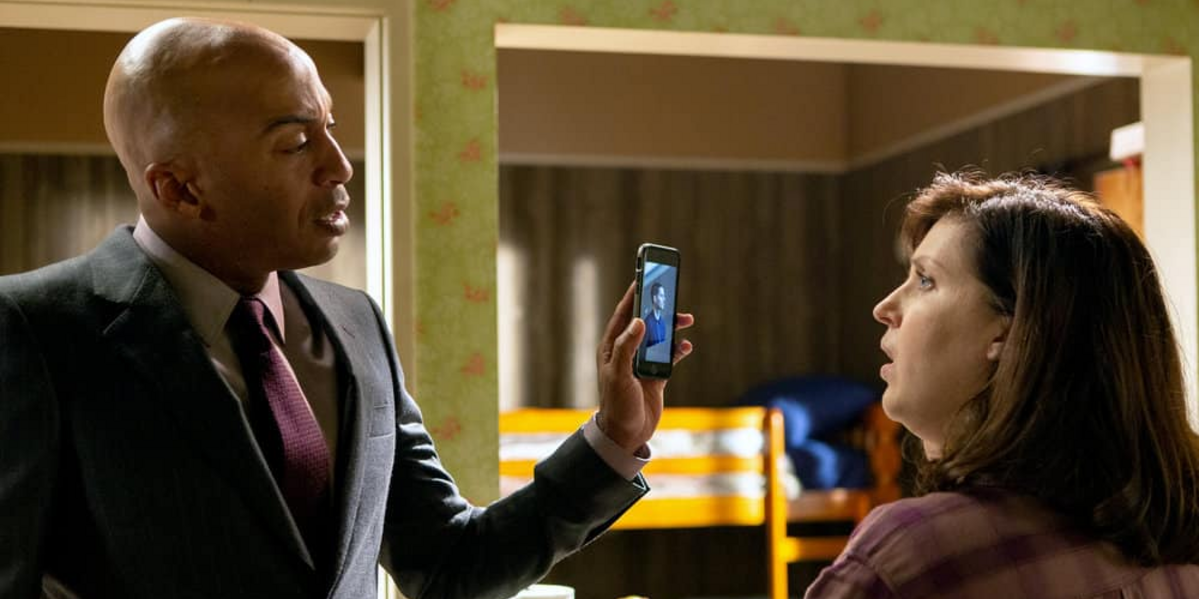 Agent Turner shows his phone to Mary Pat