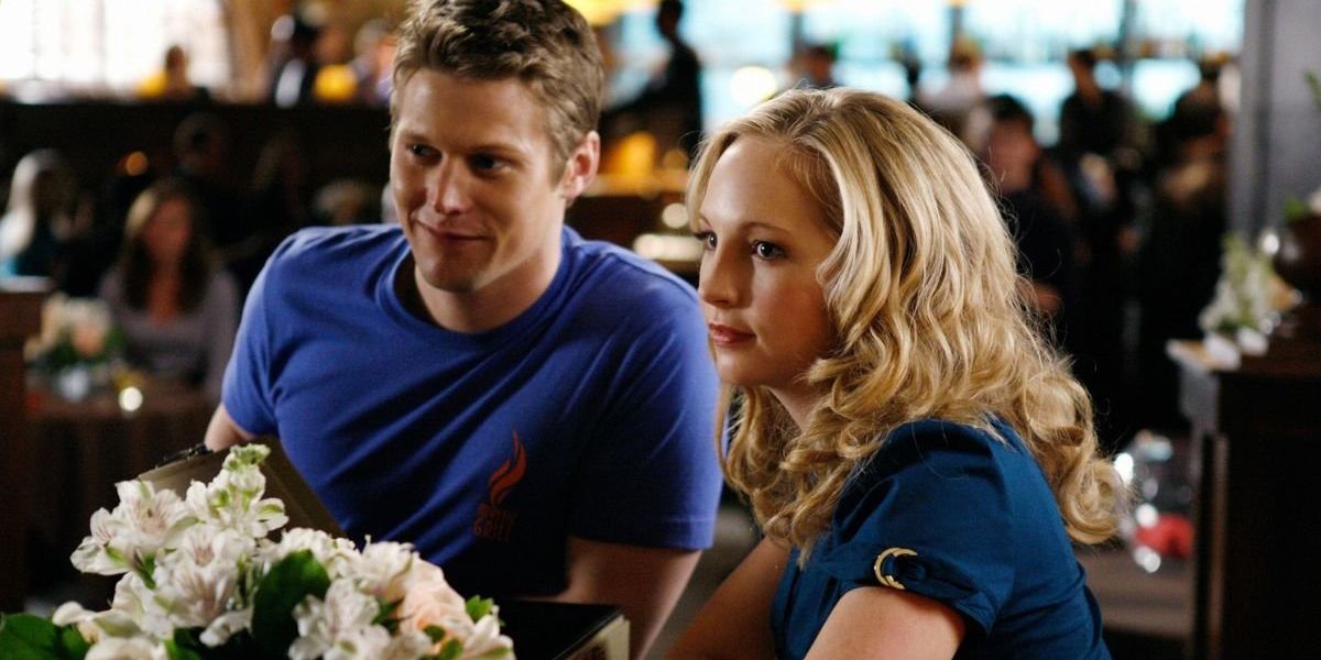 Matt e Caroline na churrasqueira em The Vampire Diaries.